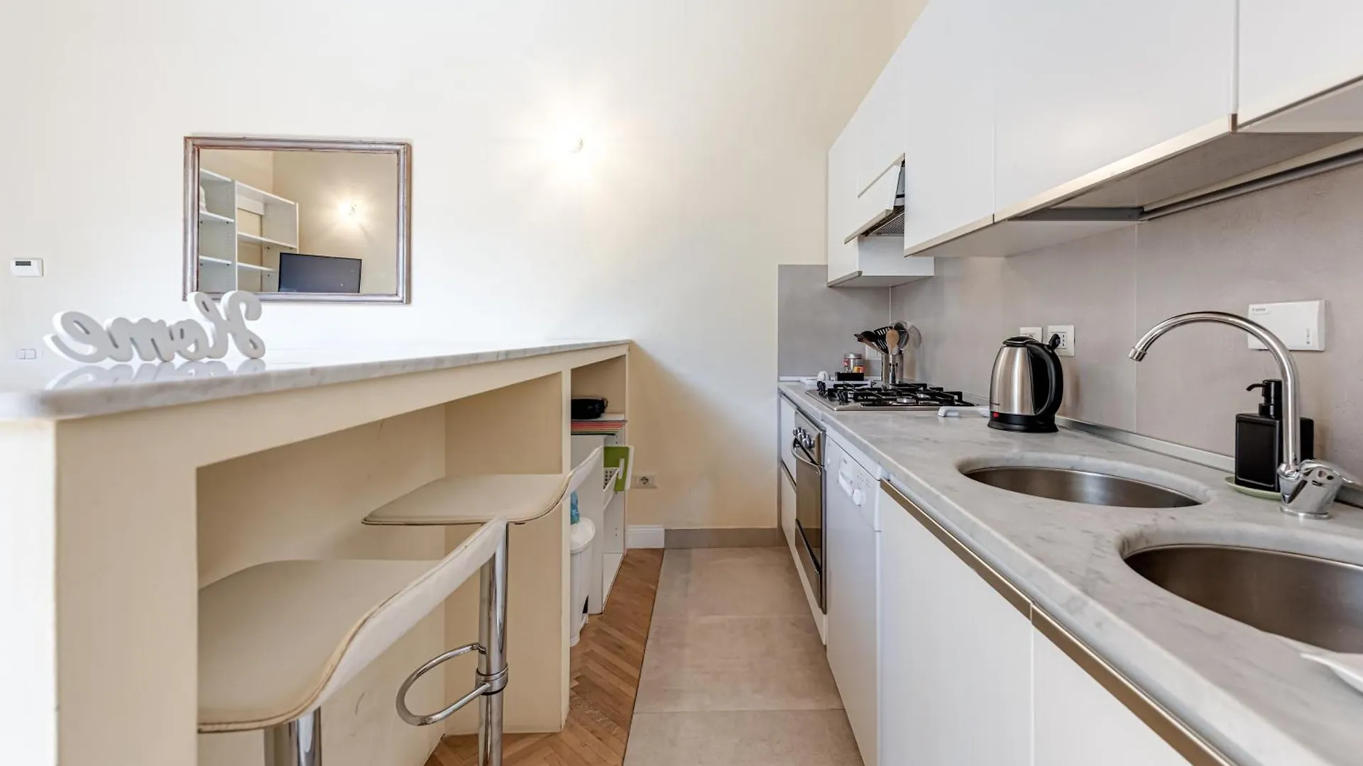 Flora - Sweet Dreams In Florence Apartment